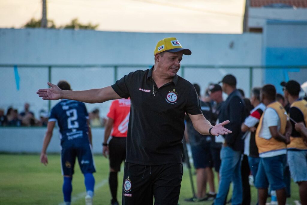 Evaristo Piza sobe o tom e critica jogadores do Campinense após início ruim de Paraibano